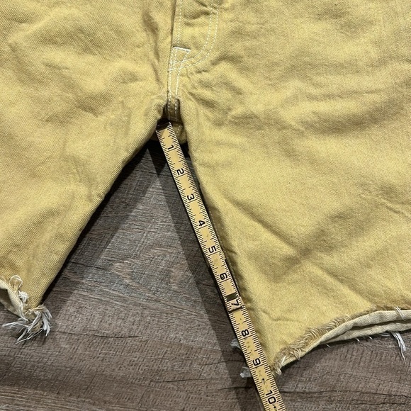 Levi’s hand dyed raw edge, high waisted mustardyellow Bermuda shorts size 34 - Picture 3 of 9